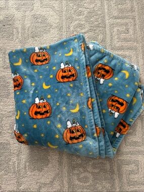 Peanuts Snoopy Berkshire Blue Halloween Jack-O-Lantern Throw Blanket